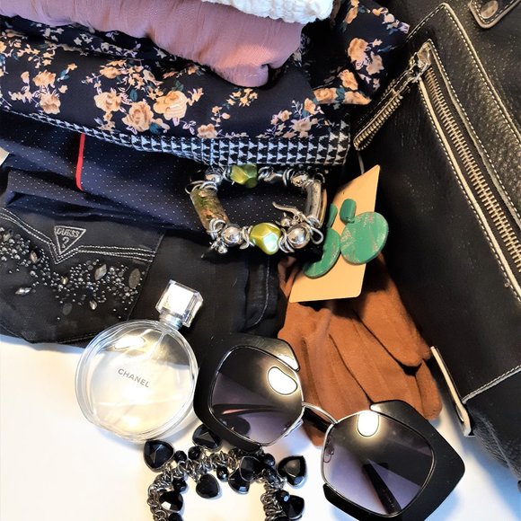 Mystery Box - Size Small - Guaranteed 15 Pieces - Tops, Blouses ,Leather Bag๐ - Picture 2 of 2